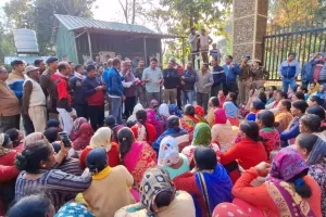 रामनगर: बाघ को पकड़ने मांग को लेकर ग्रामीणों ने किया ढेला झिरना पर्यटन ज़ोन बंद