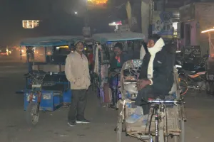 पीलीभीत : सर्दी ढाह रही सितम, साहब बोले- अभी नहीं शीतलहर, अलाव का वर्क ऑर्डर भी जारी नहीं..अभी ठिठुरिए!