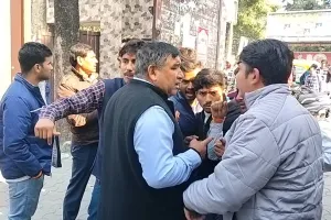 हल्द्वानी: सीटें बढ़ाने को लेकर कॉलेज में छात्रों का प्रदर्शन, मीडिया कर्मियों और पुलिस से भिड़े नशेड़ी छात्र