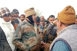 पीलीभीत: घूरे की जगह पर पटान कर लगा दिया जमीन बिकाऊ का बैनर, ग्रामीणों के विरोध पर दौड़ी पुलिस..जानिए पूरा मामला