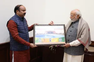 शाहजहांपुर: सांसद ने प्रधानमंत्री मोदी को सौंपी शहीद संग्रहालय की प्रति