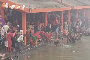 कासगंज: मार्गशीर्ष पूर्णिमा... ठंड पर भारी पड़ी आस्था, किया गंगा स्नान 