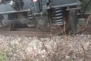 शाहजहांपुर: रैक प्वाइंट से बाहर निकलते ही इंजन पटरी से उतरा, रेल अधिकारियों में मचा हड़कंप