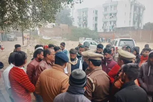 मुख्यमंत्री और निषाद समाज पर अभद्र टिप्पणी, विरोध में थाने का घेराव कर प्रदर्शन