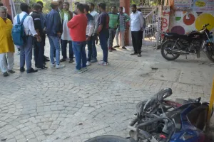 बरेली कॉलेज गेट पर छात्र नेताओं के दो गुट भिड़े, जमकर मारपीट