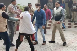 Unnao News: जमीनी विवाद के चलते युवक ने एसपी ऑफिस में किया आत्मदाह का प्रयास, सीओ पर लगाए गंभीर आरोप