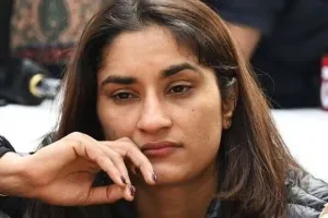 मेडल लौटाने जा रहीं विनेश फोगाट को पुलिस ने PMO जाने से रोका, रेसलर ने कर्तव्य पथ पर छोड़ा अपना अवॉर्ड