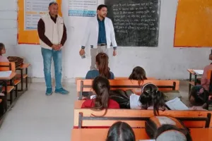 कासगंज: गुरुजी बने एसडीएम, बच्चों से किए सवाल 