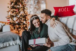 Christmas 2023: इस क्रिसमस पर अपने पार्टनर को दें ये खास गिफ्ट, आपका दिन भी बन जाएगा यादगार 