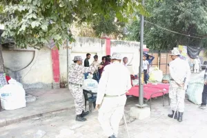  बरेली: नगर निगम का अतिक्रमणकारियों के खिलाफ अभियान दूसरे दिन भी जारी, टीम ने अवैध बाजार लगाने वालों को खदेड़ा 