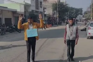 बदायूं: गोकशी के आरोपी गैंगस्टर ने किया आत्मसमर्पण, गले में तख्ती टांगकर खुद पहुंचा कोतवाली 