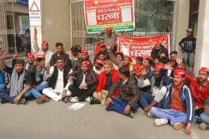 Kanpur News: बीएएमएस छात्रों का साथ देने वाले छात्र को निष्कासित करने पर CSJM गेट पर दिया धरना, जमकर की नारेबाजी