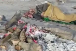 Kanpur: ठंड से बचने के लिए बुजुर्ग ने अपनाया अनोखा तरीका, श्मशान घाट में जलती चिता के बगल में लेटा, देखें- VIDEO
