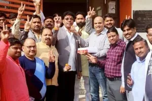 कासगंज: जीत के जश्न में डूबे भाजपाई, बांटी मिठाइयां, छोड़े पटाखे 