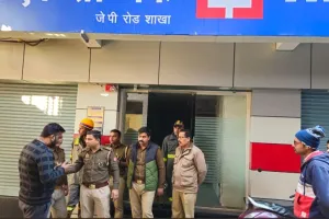 पीलीभीत: बंद बैंक से धुआं निकलता देख उड़ गए शाखा प्रबंधक के होश, भीतर का नजारा देख रह गए दंग..जानिए पूरा मामला 