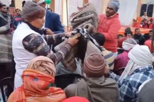 बिजनौर: धर्मवीर प्रजापति ने जिला जेल में असहाय कैदियों को कंबल और गर्म कपड़े किए वितरित 