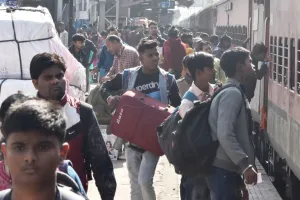 बरेली: ट्रेनों का हाल... एक तो पैर रखने की जगह नहीं, ऊपर से 15-15 घंटे लेट