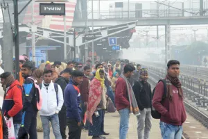 बरेली: कोहरे ने रोकी ट्रेनों की रफ्तार, इंतजार में जंक्शन पर ठिठुरे यात्री