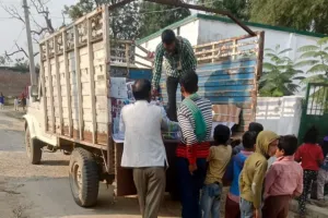 बहराइच: अंतिम समय में छात्रों को वितरित किया जा रहा पुस्तक