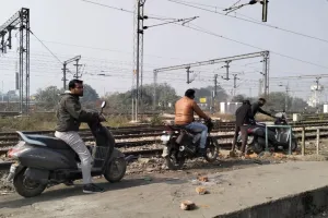 बरेली: सुभाषनगर पुलिया बंद तो जंक्शन पर जान जोखिम में डाल निकल रहे लोग