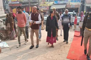 मीरजापुर: जिलाधिकारी ने विन्ध्याचल में निर्माणाधीन विन्ध्य कारीडोर का किया निरीक्षण