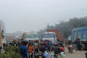 बरेली: नए कानून के विरोध में ट्रक चालकों ने नैनीताल हाईवे किया जाम, पुलिस के सामने रॉड और लाठी-डंडा लेकर आए सामने