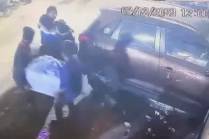  UP: स्कूटी में 13 करोड़ का सोना, डेढ़ करोड़ रुपये कैश लेकर भागा कारीगर, पुलिस कई राज्यों में कर रही छापेमारी, देखें- VIDEO