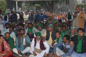 बरेली: छुट्टा पशुओं, सूखी नहरों और बकाया गन्ना भुगतान के मुद्दे पर किसानों का हल्ला बोल