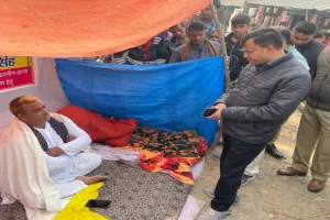 सुलतानपुर: एसडीएम ने सड़क निर्माण कार्य का दिया आश्वासन, धरने पर बैठे लोगो ने खत्म किया अनशन