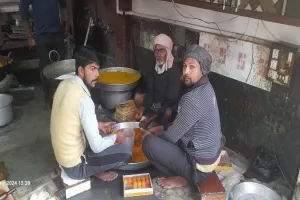 बाराबंकी: मिठाई व्यवसायियों पर मेहरबान हुए श्रीराम, प्राण-प्रतिष्ठा को लेकर मिल रहे लड्डू के आर्डर