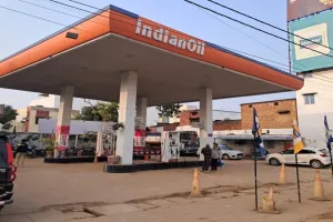 सुलतानपुर: पंपों पर खत्म हो रहा पेट्रोल तो मंडी से सब्जियां गायब, केंद्र का नया कानून आम जनता पर पड़ रहा भारी