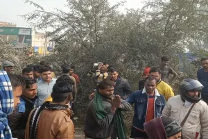 बहराइच: युवती छेड़छाड़ करने वाले युवक को युवतियां ने जमकर पीटा, पुलिस को सौंपा