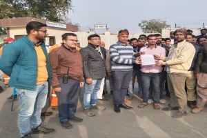 गोंडा: एमवी एक्ट का विरोध कर रहे वाहन चालकों की पुलिस से हुई तीखी नोकझोंक, देखें Video