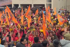 राम मंदिर प्राण प्रतिष्ठा: अयोध्या में 251 कलश लेकर राम जन्मभूमि पहुंची सैकड़ों महिलाएं
