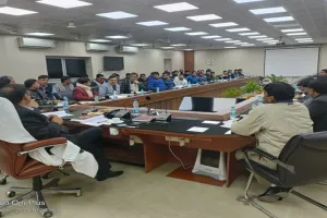 अंबेडकरनगर: पीएम फसल बीमा कम होने पर  जिम्मेदारों पर बिफरे डीएम, अधिकारियों को दिए निर्देश