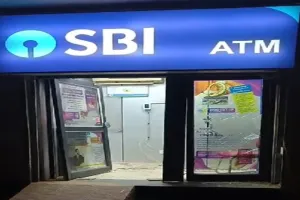 दुस्साहस: आगरा में रात के घने कोहरे में चोर उखाड़ ले गए 30 लाख रुपए से भरा एटीएम मशीन 