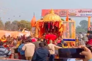 कौशांबी पहुंची श्रीराम चरण पादुका यात्रा, पुष्पवर्षा से हुआ भव्य स्वागत