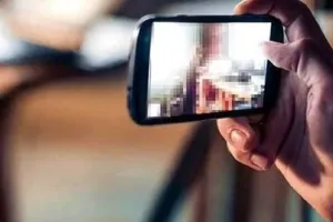 मुझसे बात नहीं कर रही हो, फोटो वायरल कर दूंगा..., धमकी के बाद प्रेमी ने छात्रा का Photo किया viral