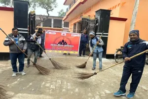 बहराइच: जब खुद ही झाड़ू लेकर नगर पंचायत परिसर में सफाई करने लगीं ईओ...