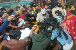 बाराबंकी: नए वर्ष के स्वागत में बिखरा उल्लास, पार्क व होटल रहे गुलजार, धार्मिक स्थलों पर श्रद्धालुओं की उमड़ी भीड़