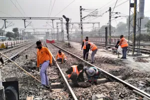 बरेली: डिरेलमेंट के साढ़े छह घंटे बाद दुरुस्त हो पाया ट्रैक, देर रात तक डटे रहे मंडल रेल प्रबंधक जंक्शन पर