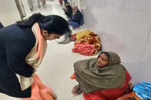 बहराइच: अम्मा डॉक्टर बाहर की दवा तो नहीं लिख रहे..., डीएम ने मेडिकल कॉलेज का निरीक्षण कर जानी हकीकत