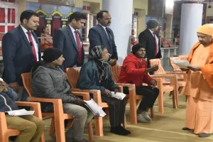 Video : गोरखपुर में सीएम योगी ने किया जनता दर्शन, कहा - किसी भी दशा में बख्शे न जाएं जबरन जमीन कब्जाने वाले 