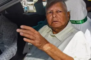 ईडी दफ्तर पहुंचे लालू यादव, जमीन के बदले नौकरी घोटाला मामले में हुई पूछताछ