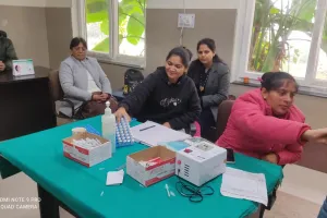 बरेली:  ठंड का हो रहा पशुओं पर भी असर, उग्र हो रहे कुत्ते, एआरवी केंद्र पर एक सप्ताह में 1000 लोग आए वैक्सीन लगवाने