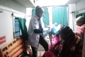 बरेली: एंबुलेंस में गूंजी किलकारी, रास्ते में स्टाफ ने कराया प्रसव, जच्चा और बच्चा दोनों स्वस्थ