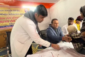 बरेली: अयोध्या में डॉ. प्रमेंद्र माहेश्वरी श्रद्धालुओं को दे रहे निशुल्क उपचार