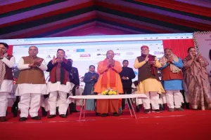 यूपी दिवस : CM योगी ने देखे ODOP स्टाल, बोले - देश का ग्रोथ इंजन है UP, PM मोदी का विजन हो रहा साकार - Video