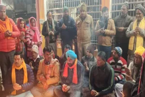 संतकबीरनगर : विधायक संग भाजपा कार्यकर्ताओं ने राम-जानकी मंदिर पर चलाया स्वच्छता अभियान