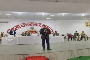 बंदियों के बीच पहुंचे कारागार मंत्री, कहा - यहां रहकर सीखिए हुनर, आएगा काम 